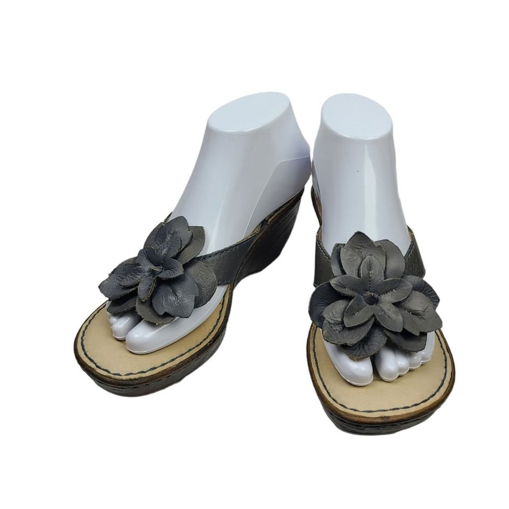 Born Wedge Thong Slide Sandal Flower on Toe Size 7 Gray NEW